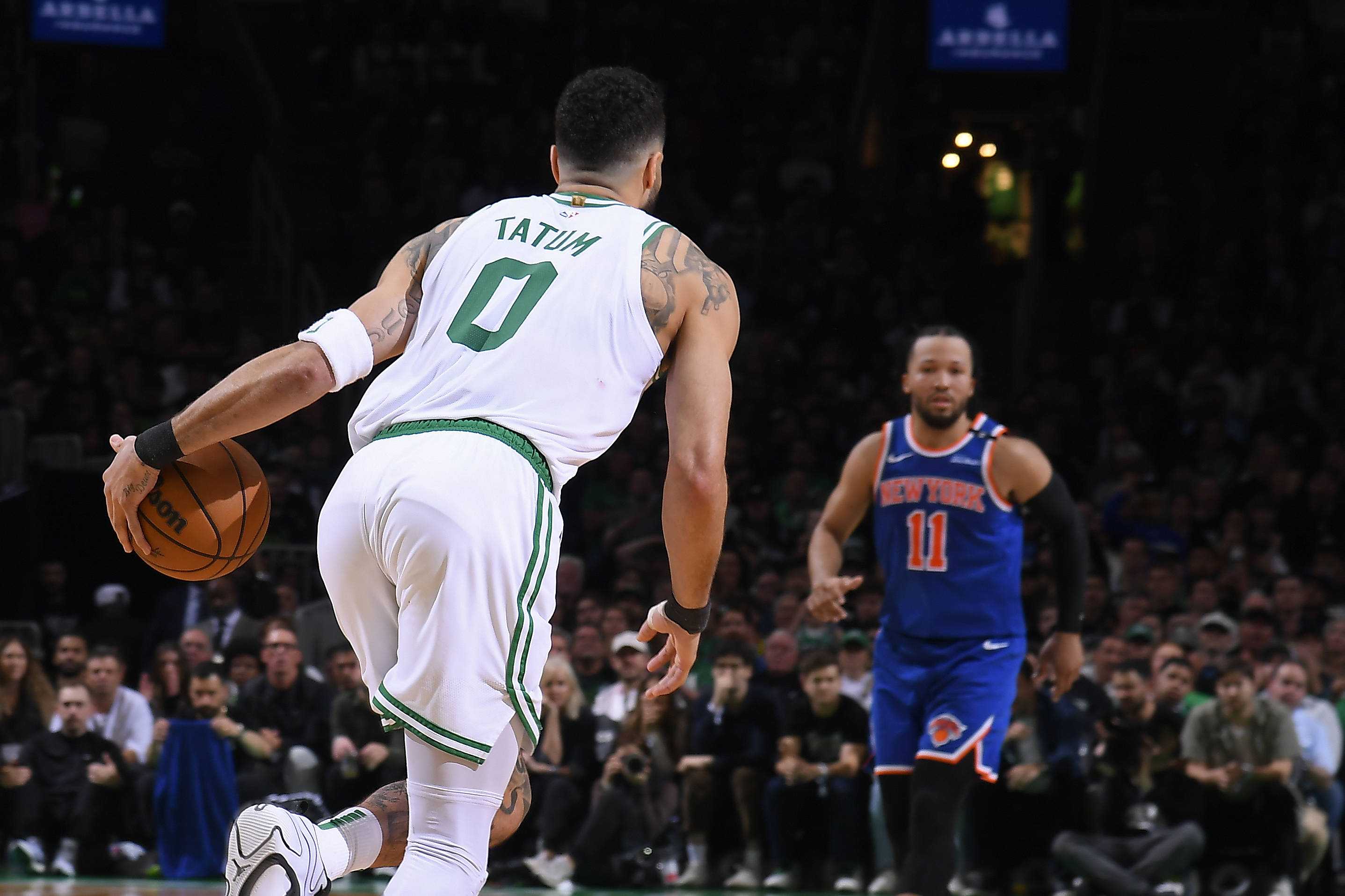 爱游戏官网-塔图姆焦点对战，姆巴佩与30激战SKT分钟，比赛局势复杂胜负难料！全场沸腾不已-爱游戏官网