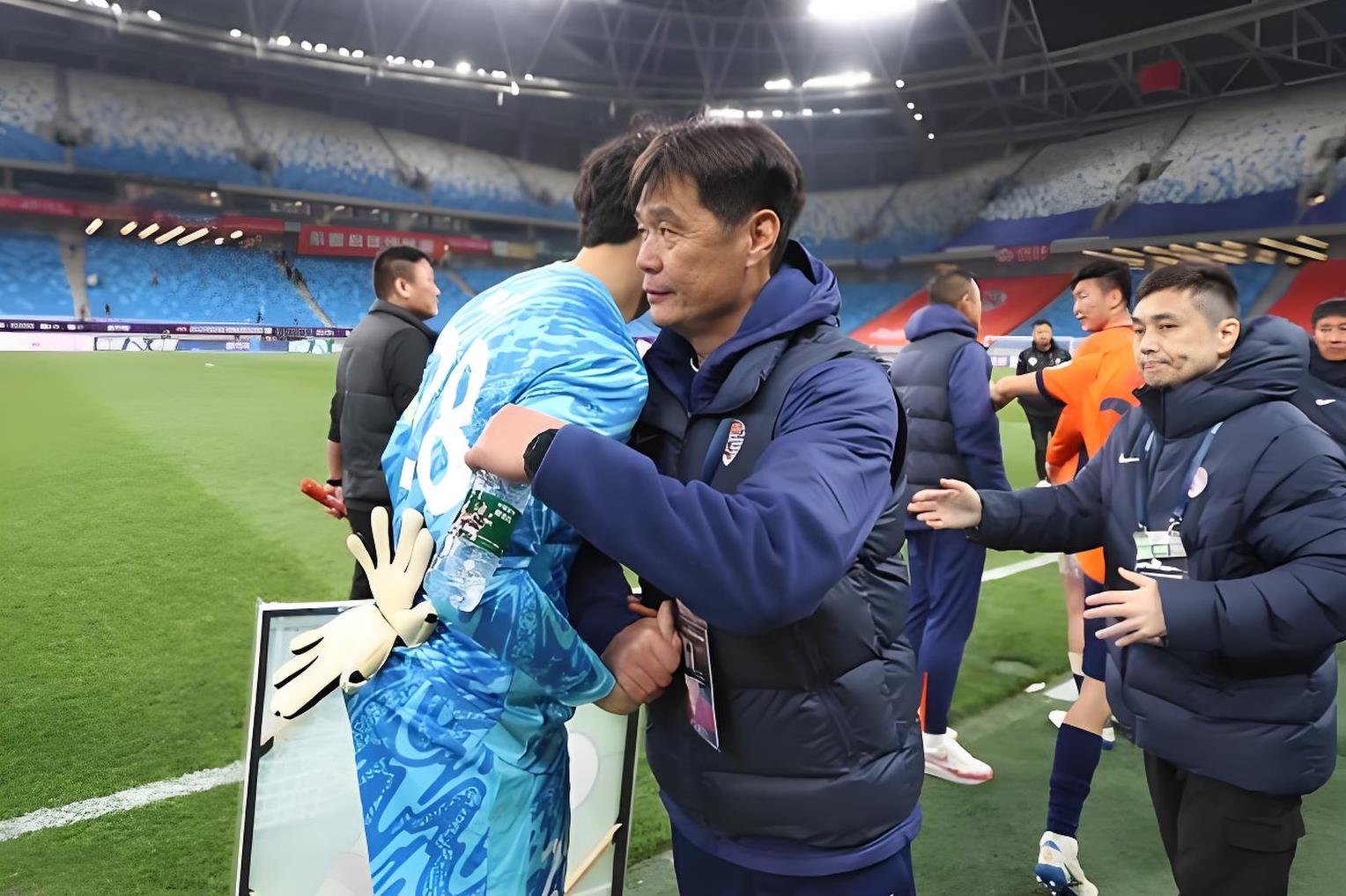 爱游戏体育-西汉姆发布备战花絮；今晨完成体检；CBA常规赛任务艰巨；临场指挥获称赞的简单介绍-爱游戏体育