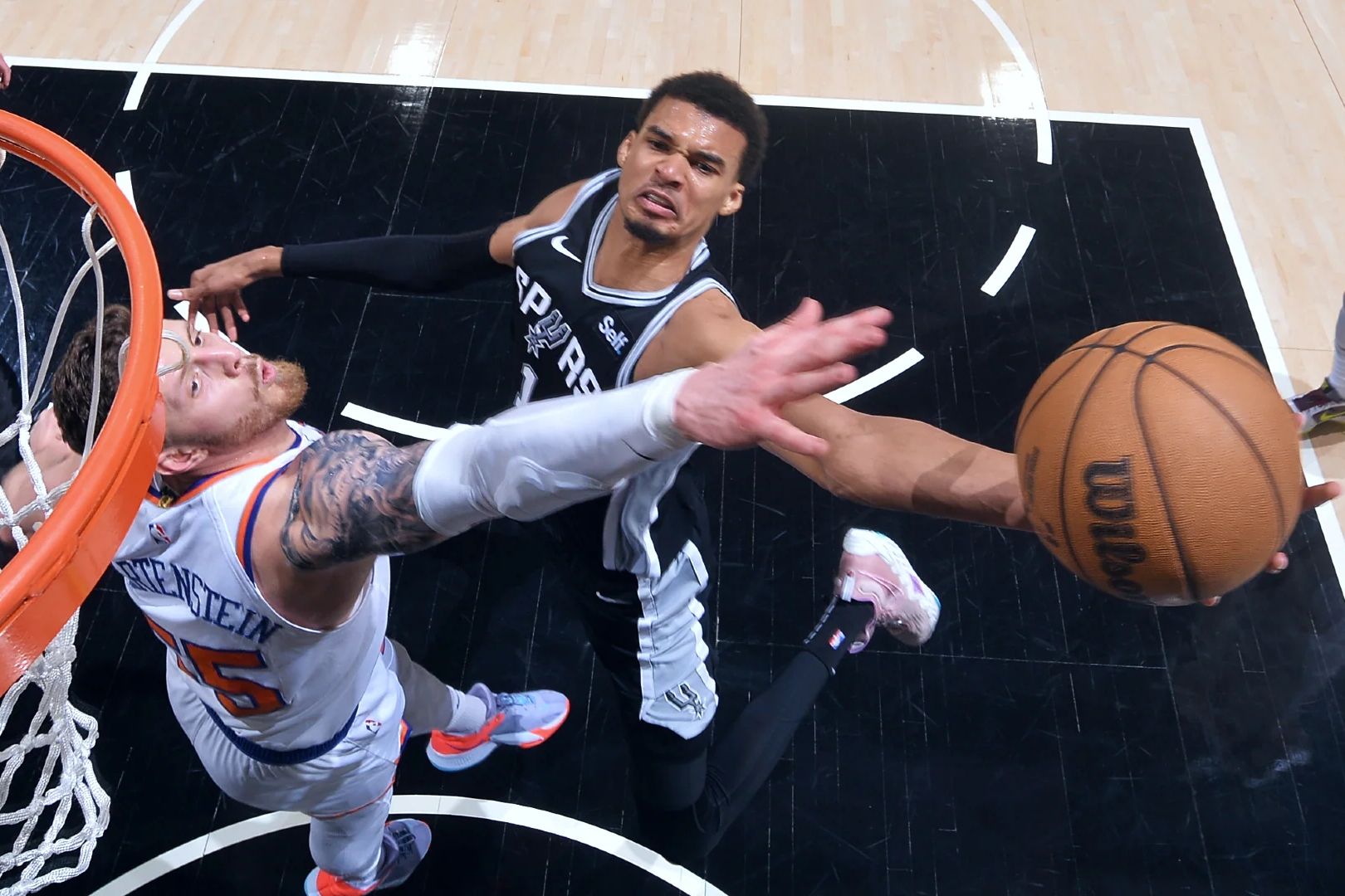 爱游戏全站-圣安东尼奥马刺训练开放日，赛后完成体检引欢呼，NBA常规赛在即，团队化学反应显著的简单介绍-爱游戏全站